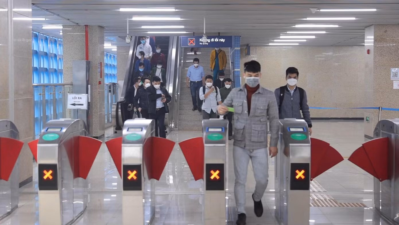 Tàu điện Cát Linh - Hà Đông vẫn có phần đông khách.