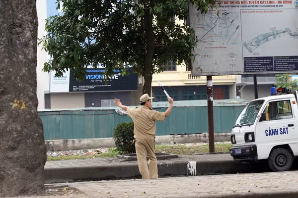 Trật tự đô thị 'múa gậy' chặn xe