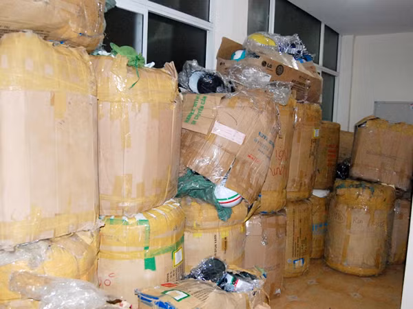 6.000 mũ bảo hiểm giả này được nhập với giá chỉ 10.000đ/chiếc. 6.000 mũ bảo hiểm giả này được nhập với giá chỉ 10.000đ/chiếc