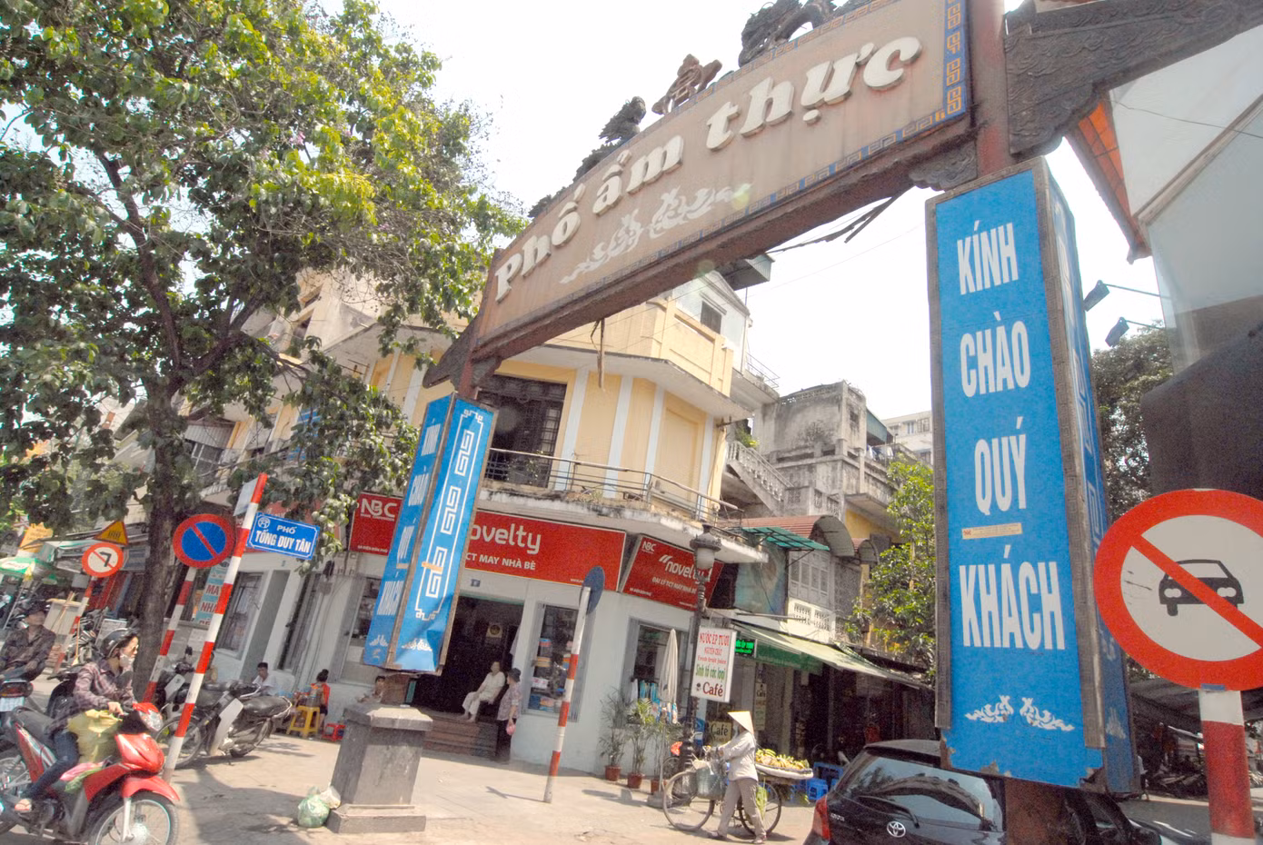Phố Ẩm Thức luôn nghi ngút khỏi, lửa