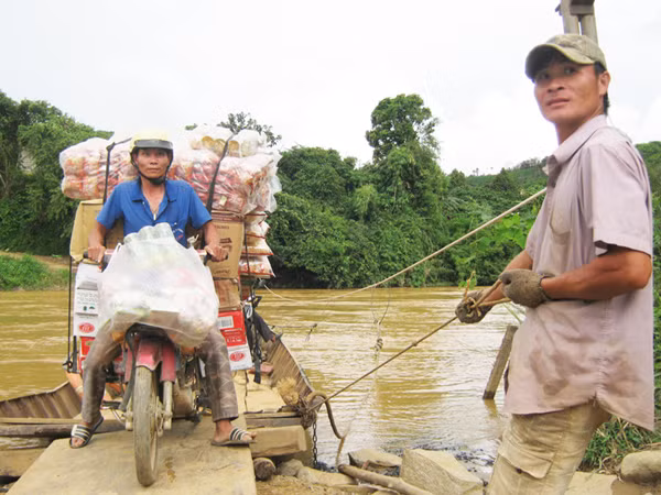 Hàng trăm người dân phải đi đò đu dây qua xã Đạ Rsal. Hàng trăm người dân phải đi đò đu dây qua xã Đạ Rsal