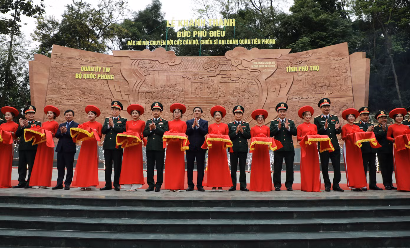 Lãnh đạo Quân ủy Trung ương, Bộ Quốc phòng và lãnh đạo tỉnh Phú Thọ cắt băng khánh thành Bức phù điêu “Bác Hồ nói chuyện với cán bộ, chiến sĩ Đại đoàn Quân Tiên Phong". Ảnh: Quý Đoàn.
