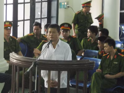 Sang ngày xét xử thứ hai, Phương Linh hột vẫn khẳng định, việc đưa 2 bị hại sang Trung Quốc là nhằm cứu chữa cho họ 