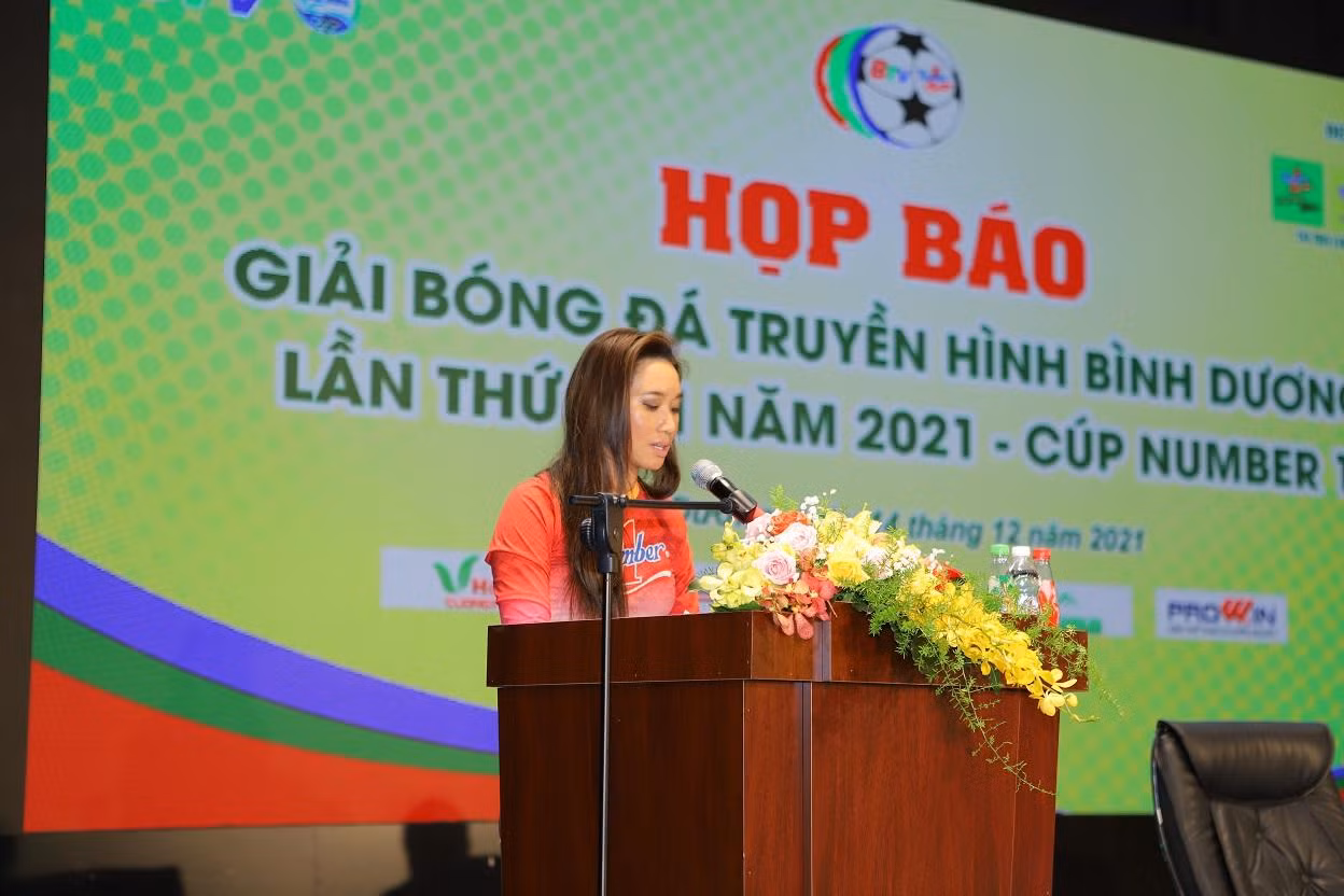 Bà Vũ Phương Thanh, đại diện nhà tài trợ Nước tăng lực Number 1 và Nước tăng lực Number 1 Chanh &amp; Dâu chia sẻ tại buổi họp báo