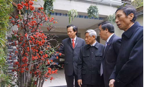 Nguyên Tổng Bí thư Lê Khả Phiêu trò chuyện với nguyên Trưởng Ban tổ chức T.Ư Hoàng Quốc Việt, Trưởng Ban Đối ngoại T.Ư Hoàng Bình Quân, Bí thư Đảng ủy Khối các cơ quan T.Ư Đào Ngọc Dung. Ảnh: T.Đ