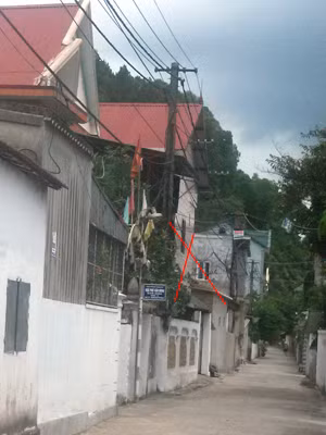 Ngôi nhà của vợ chồng bà Nghĩa (được đánh dấu gạch chéo). Ảnh: Trần Ngọc