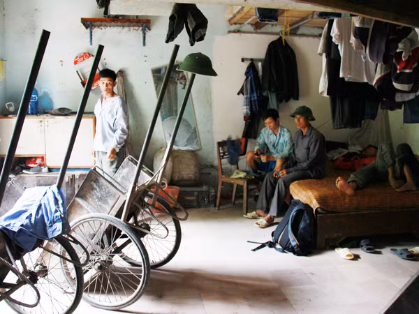 Căn phòng xập xệ của những người làm nghề kéo xe bò. Ảnh: Trường Phong