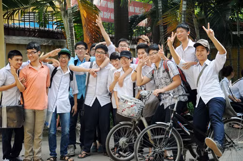 Những nụ cười tươi hồn nhiên của sĩ tử trước ngày thi tốt nghiệp. Ảnh: Tuấn Nguyễn