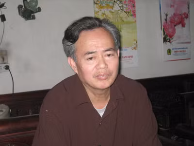 Ông Trần Huy Chiến - Tổ trưởng tổ thư từ đền Trần: “Ấn đền Trần được in thủ công từ chiếc ấn xa xưa để lại hiện đang được lưu giữ tại đền” Ảnh: HR