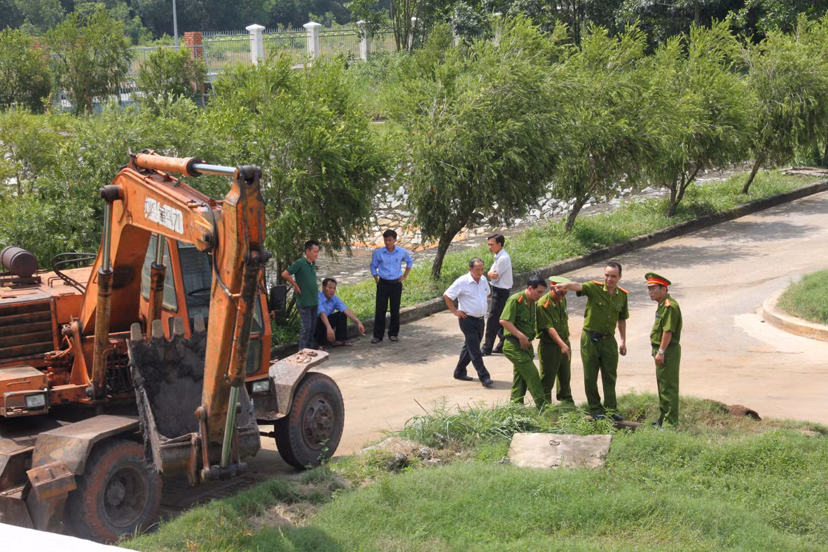Lực lượng chức năng đào đường cống ngầm của nhà máy xử lý nước thải KCN Long Thành