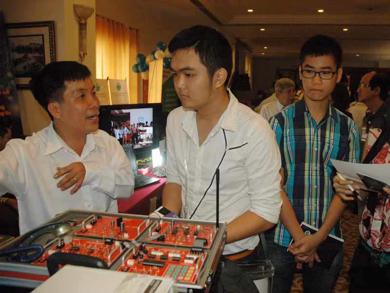 Đăng ký dự thi vào ĐH Quốc gia TPHCM cần lưu ý những điểm mới. Trong ảnh, giảng viên trường ĐH Quốc tế (ĐH Quốc gia TPHCM) giới thiệu cho phụ huynh và thí sinh hiểu hơn về các ngành học của trường	Ảnh: Quang Phương