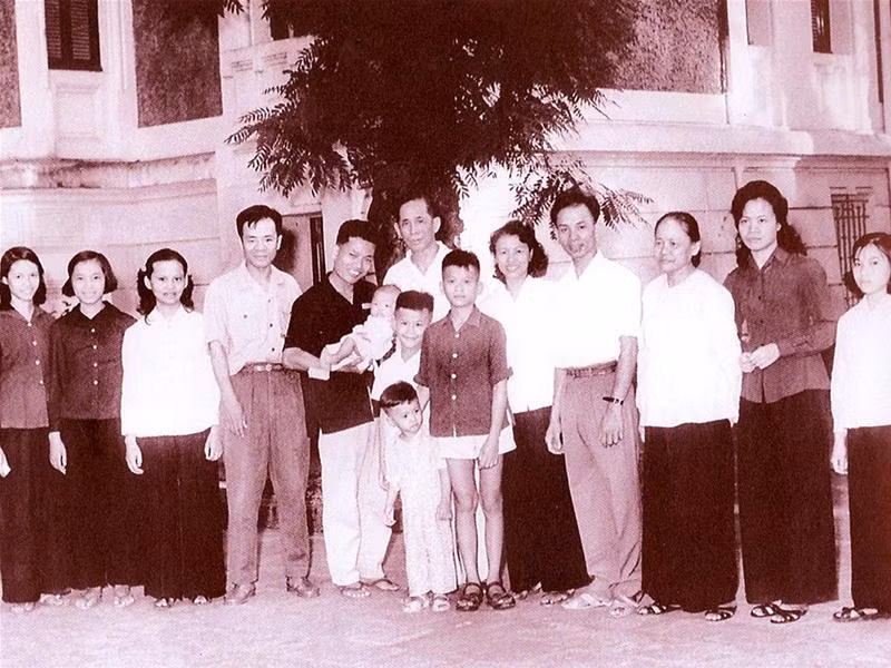 Đồng chí Lê Duẩn và những người thân trong gia đình (1965)