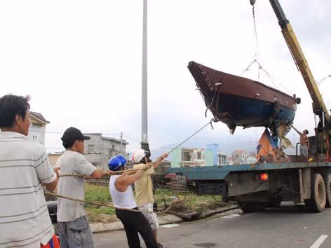 Ngư dân Đà Nẵng cẩu thuyền lên bờ đưa đến nơi an toàn. Ngư dân Đà Nẵng cẩu thuyền lên bờ đưa đến nơi an toàn