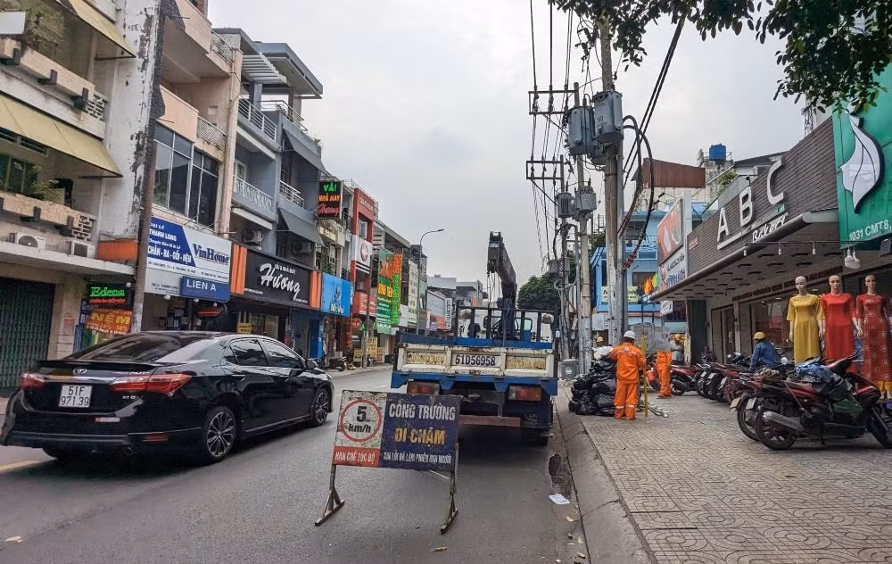 Trước đó, công tác di dời lưới điện đã được triển khai thực hiện trong năm 2023. Ảnh: Tú Anh