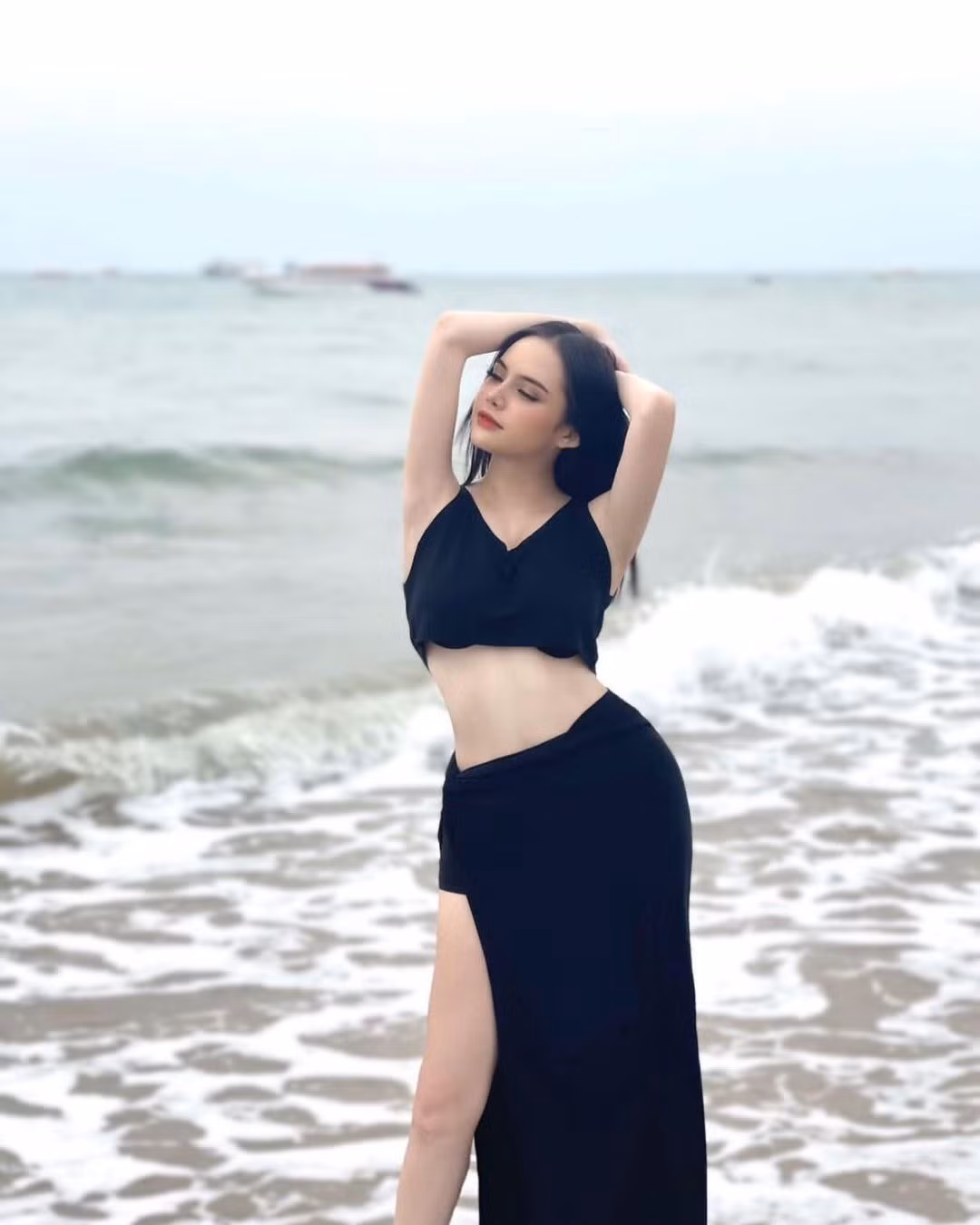 Chiều cao không quá nổi trội nhưng Louise Chanthalangsy có thế mạnh là gương mặt xinh xắn với đôi mắt to, làn da trắng mịn và thân hình cân đối.