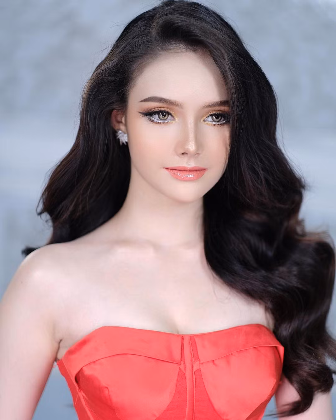Louise Chanthalangsy có gương mặt lai tây hiện đại, cuốn hút. Cô năm nay 19 tuổi, có chiều cao 1,73 cm.