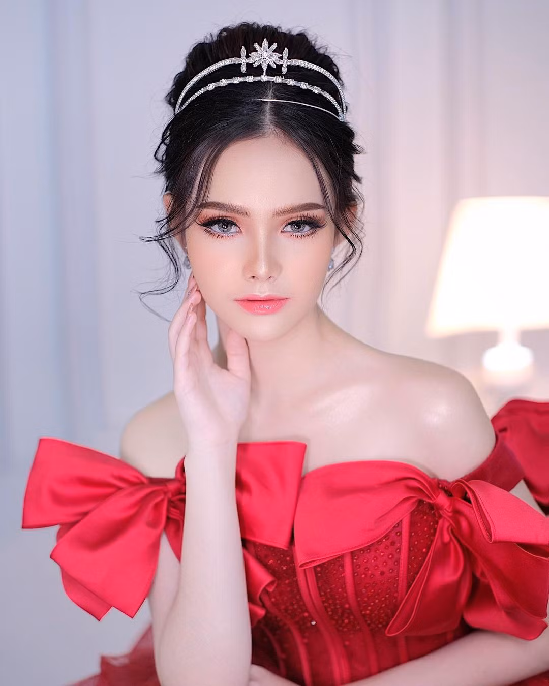 Louise Chanthalangsy từng vào top 11 cuộc thi Hoa hậu Hòa bình Lào 2022. Trở lại sau một năm, Louise Chanthalangsy được đánh giá trưởng thành cả về nhan sắc và kỹ năng.