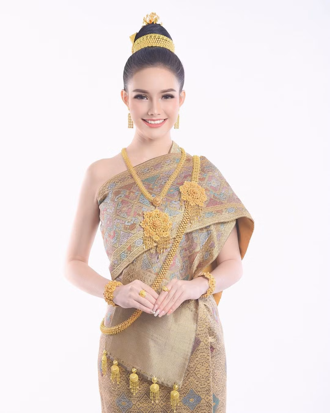 Trên trang cá nhân, Louise Chanthalangsy chia sẻ quyết tâm khi trở lại cuộc thi năm nay. Người đẹp bày tỏ khao khát được đại diện Lào trên đấu trường nhan sắc quốc tế.