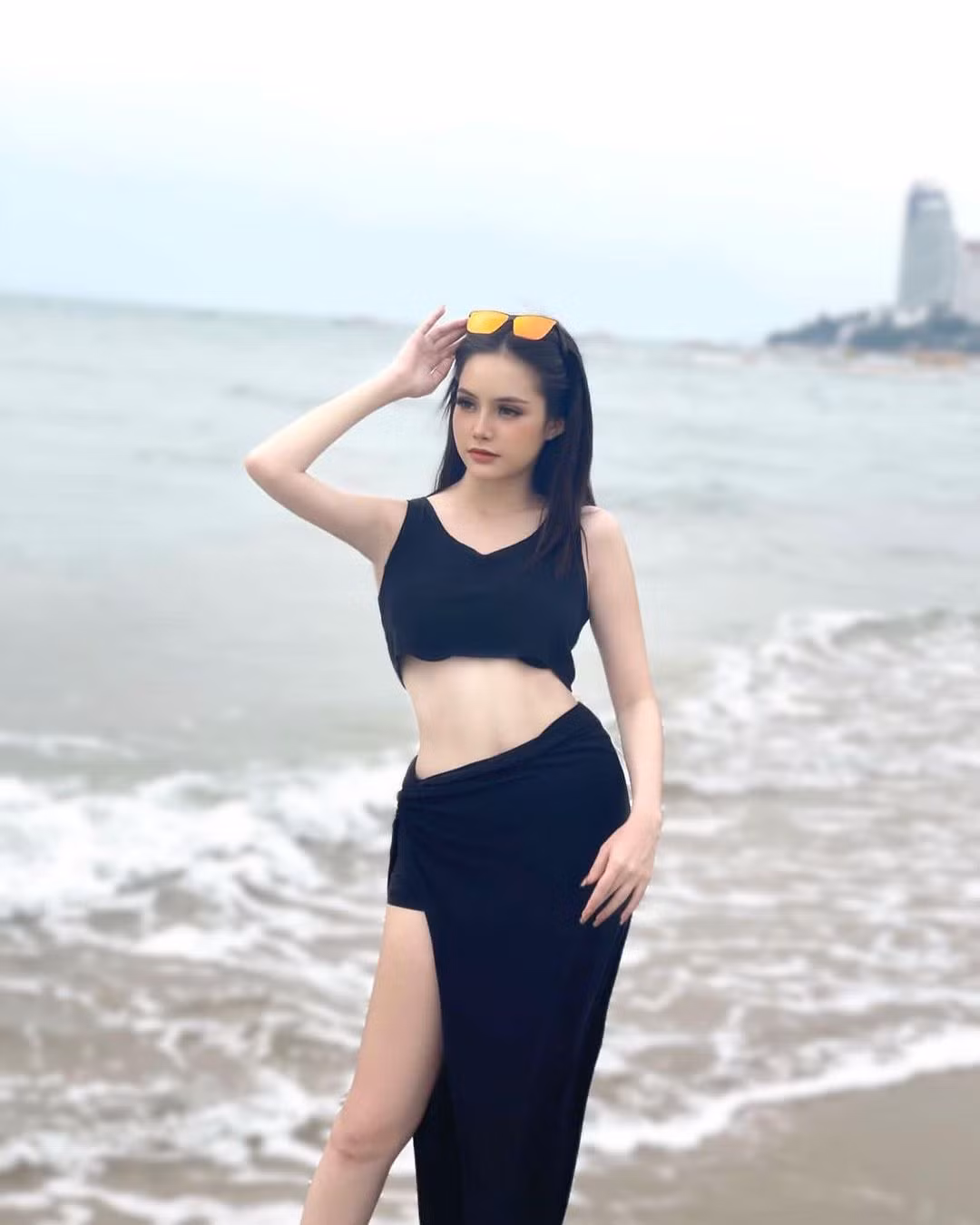 Chiều cao không quá nổi trội nhưng Louise Chanthalangsy có thế mạnh là gương mặt xinh xắn với đôi mắt to, làn da trắng mịn và thân hình cân đối.