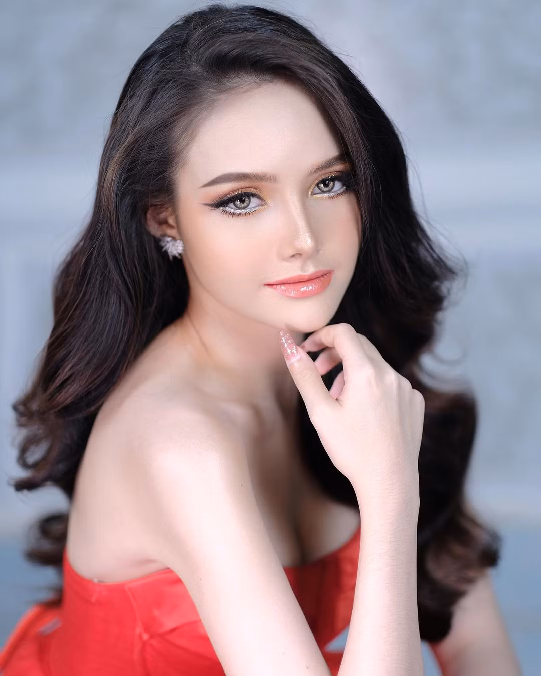 Louise Chanthalangsy có gương mặt lai tây hiện đại, cuốn hút. Cô năm nay 19 tuổi, có chiều cao 1,73 cm.
