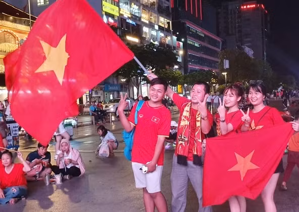 Phố đi bộ Nguyễn Huệ (quận 1, TPHCM) thường được chọn là nơi tổ chức chiếu bóng đá phục vụ người dân. Phố đi bộ Nguyễn Huệ (quận 1, TPHCM) thường được chọn là nơi tổ chức chiếu bóng đá phục vụ người dân.