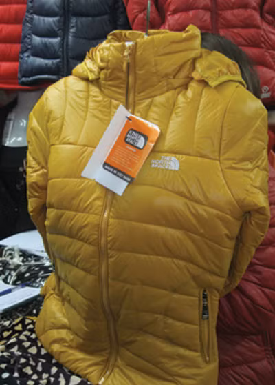  The north face nhưng còn gắn thêm dòng chữ made in Vietnam cho hợp trào lưu
