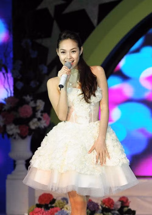 Angela Phương Trinh Hoa hậu Đặng Thu Thảo Ngọc Quyên Minh Hằng Hồng Quế Andrea Dương Thùy Linh Dương Yến Ngọc Anh Thư Khánh My Linh Nga