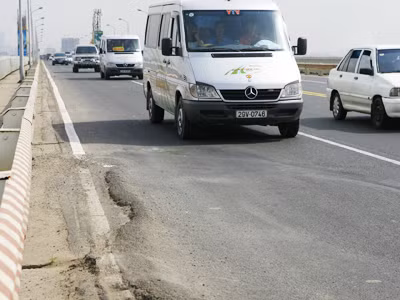 Mặt cầu Thăng Long bị lún nứt Ảnh: Hồng Vĩnh