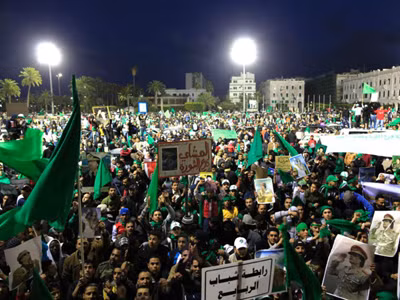 Những người ủng hộ ông Gadhafi tập trung ở thủ đô Tripoli	Ảnh: Reuters