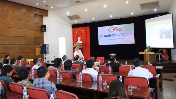 Tổng Biên tập Lê Xuân Sơn giới thiệu về báo Tiền Phong. Ảnh: Trường Phong