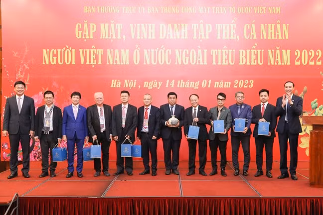 Uỷ ban T.Ư MTTQ Việt Nam gặp mặt, vinh danh tập thể, cá nhân người Việt Nam tiêu biểu ở nước ngoài. Ảnh: QV