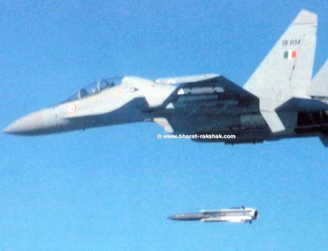 Trong nhiệm vụ không đối hạm/đất, Su-30MK2V mang được 6 tên lửa diệt mục tiêu mặt đất, tàu chiến, radar. Trong ảnh là tên lửa chống hạm tầm trung Kh-31A đạt tầm bắn 25-50km, lắp đầu tự dẫn radar chủ động