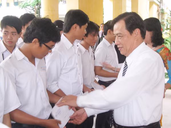 Chủ tịch UBND tỉnh Nguyễn Trung Hiếu trao phần thưởng cho học sinh