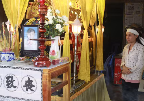 Em Lê Hồ Mẫn Vy đứng thẩn thờ bên quan tài của người chị