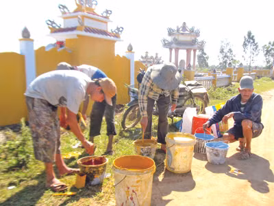 Đội quân thím Bảy pha sơn chuẩn bị tỏa ra các khu mộ để làm việc. Đội quân thím Bảy pha sơn chuẩn bị tỏa ra các khu mộ để làm việc. Ảnh: Nam Cường
