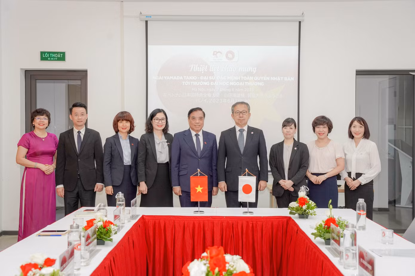 Ban lãnh đạo Trường Đại học Ngoại thương cùng Ngài Đại sứ đặc mệnh toàn quyền Nhật Bản tại Việt Nam Yamada Takio và Bí thư thứ hai phụ trách giáo dục Okamoto Noriko tại buổi tiếp xã giao trước buổi chia sẻ. Ban lãnh đạo Trường Đại học Ngoại thương cùng Ngài Đại sứ đặc mệnh toàn quyền Nhật Bản tại Việt Nam Yamada Takio và Bí thư thứ hai phụ trách giáo dục Okamoto Noriko tại buổi tiếp xã giao trước buổi chia sẻ.
