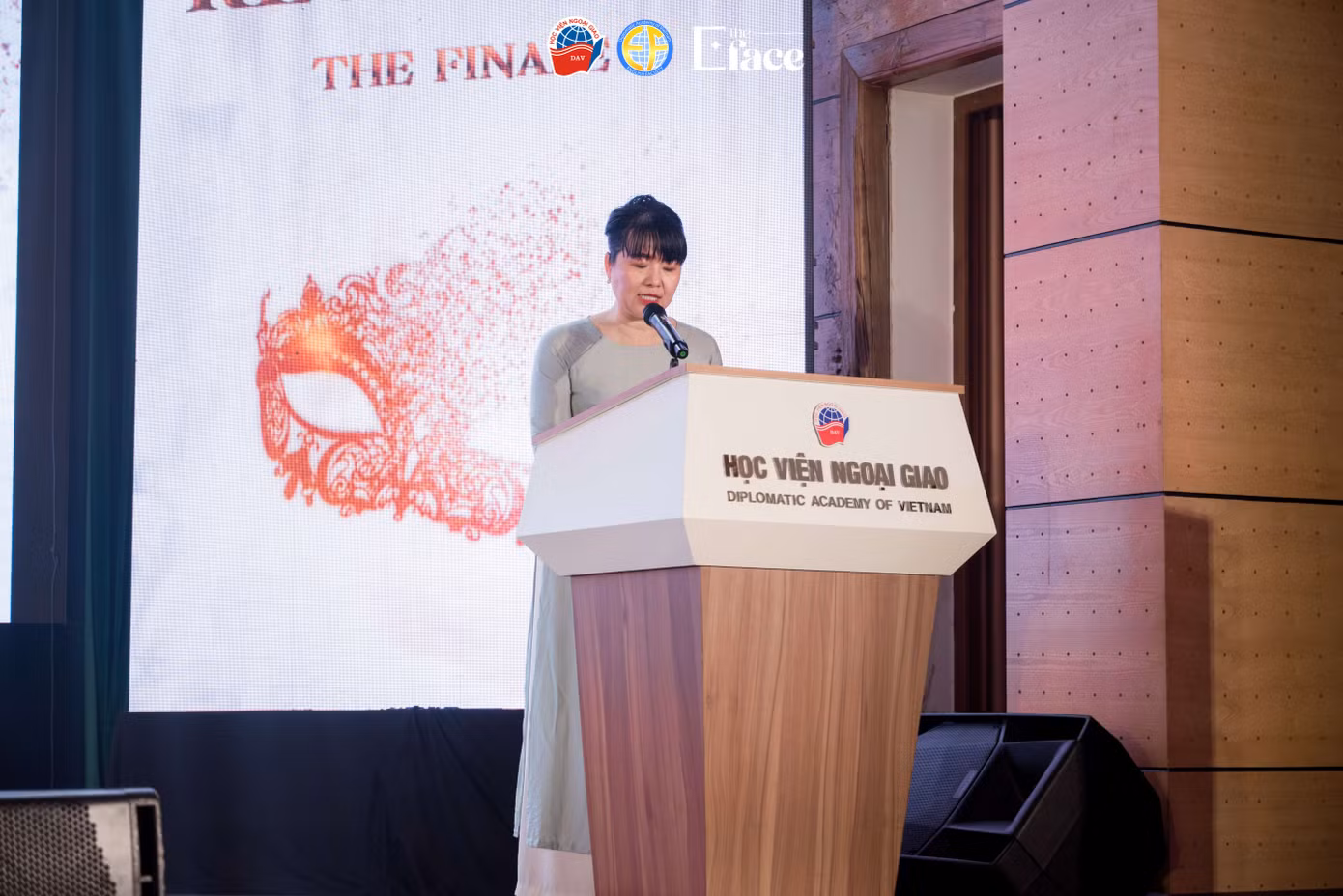 Cô Trần Thị Thanh Liên, Quyền Trưởng Khoa Tiếng Anh - Học viện Ngoại giao phát biểu khai mạc chương trình. Cô Trần Thị Thanh Liên, Quyền Trưởng Khoa Tiếng Anh - Học viện Ngoại giao phát biểu khai mạc chương trình.