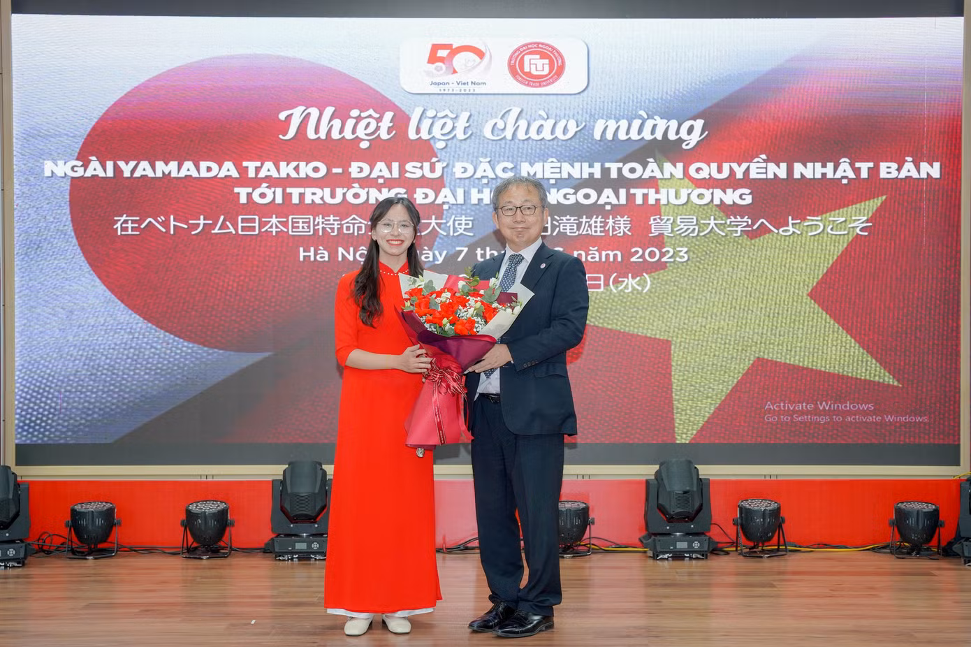 Đại diện sinh viên Trường Đại học Ngoại thương trao tặng bó hoa tươi thắm thay lời cảm ơn tới Ngài đại sứ Yamada Takio. Đại diện sinh viên Trường Đại học Ngoại thương trao tặng bó hoa tươi thắm thay lời cảm ơn tới Ngài đại sứ Yamada Takio.