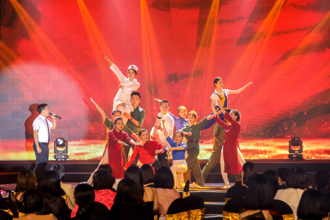 Hoạt động sân khấu.
