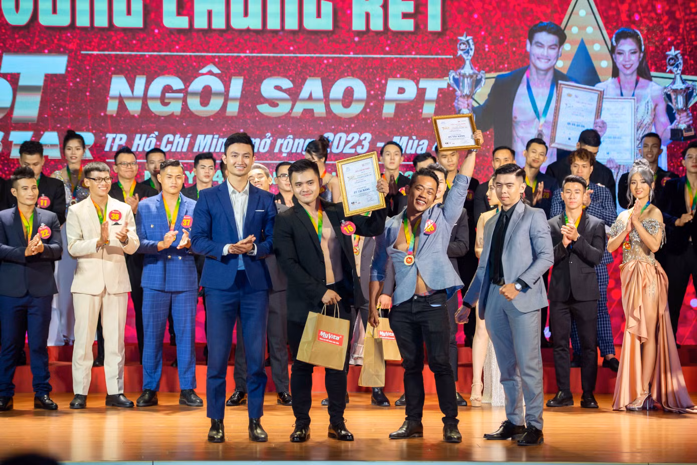 Nam vương Hữu Nghị Việt Nam - Hoàng Việt An lên trao giải.