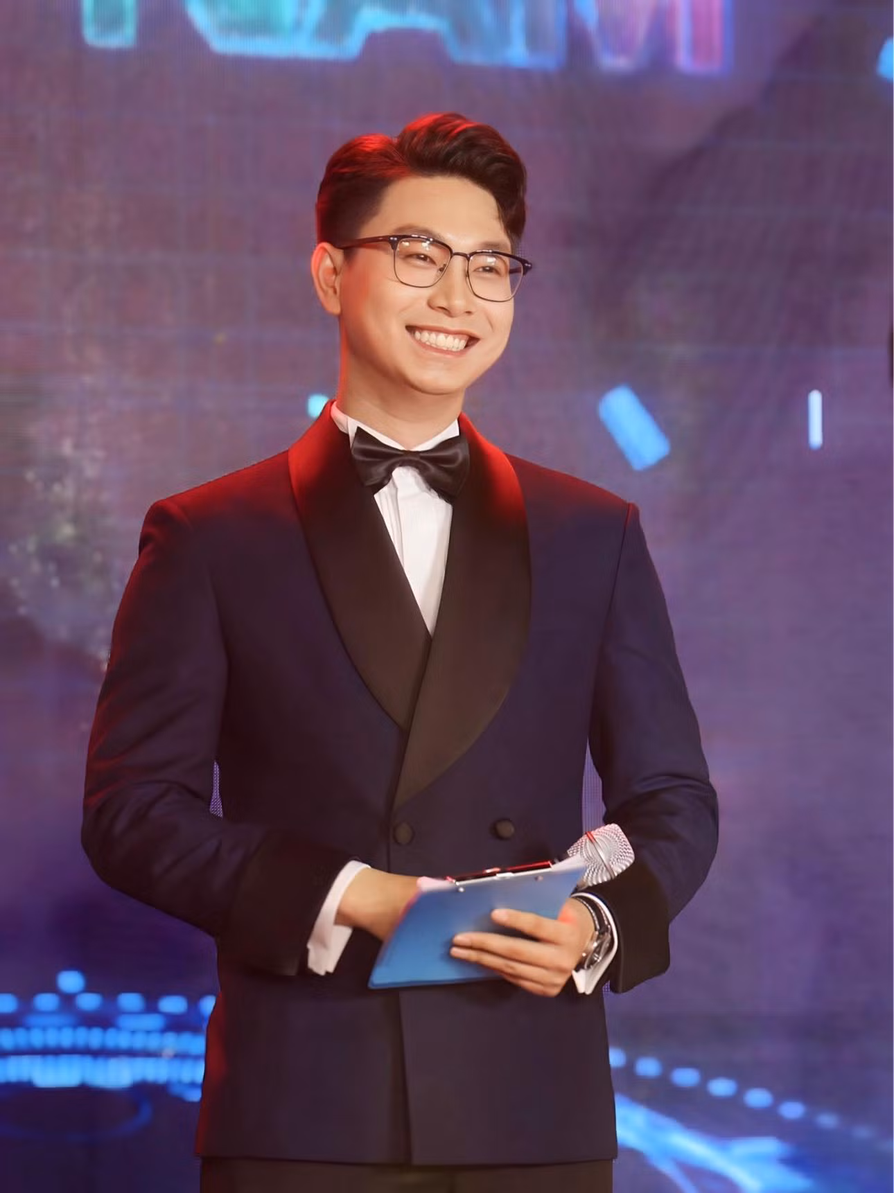 Nụ cười sáng cùng phong cách dẫn chỉn chu chính là điểm sáng của nam MC trẻ. Nụ cười sáng cùng phong cách dẫn chỉn chu chính là điểm sáng của nam MC trẻ.