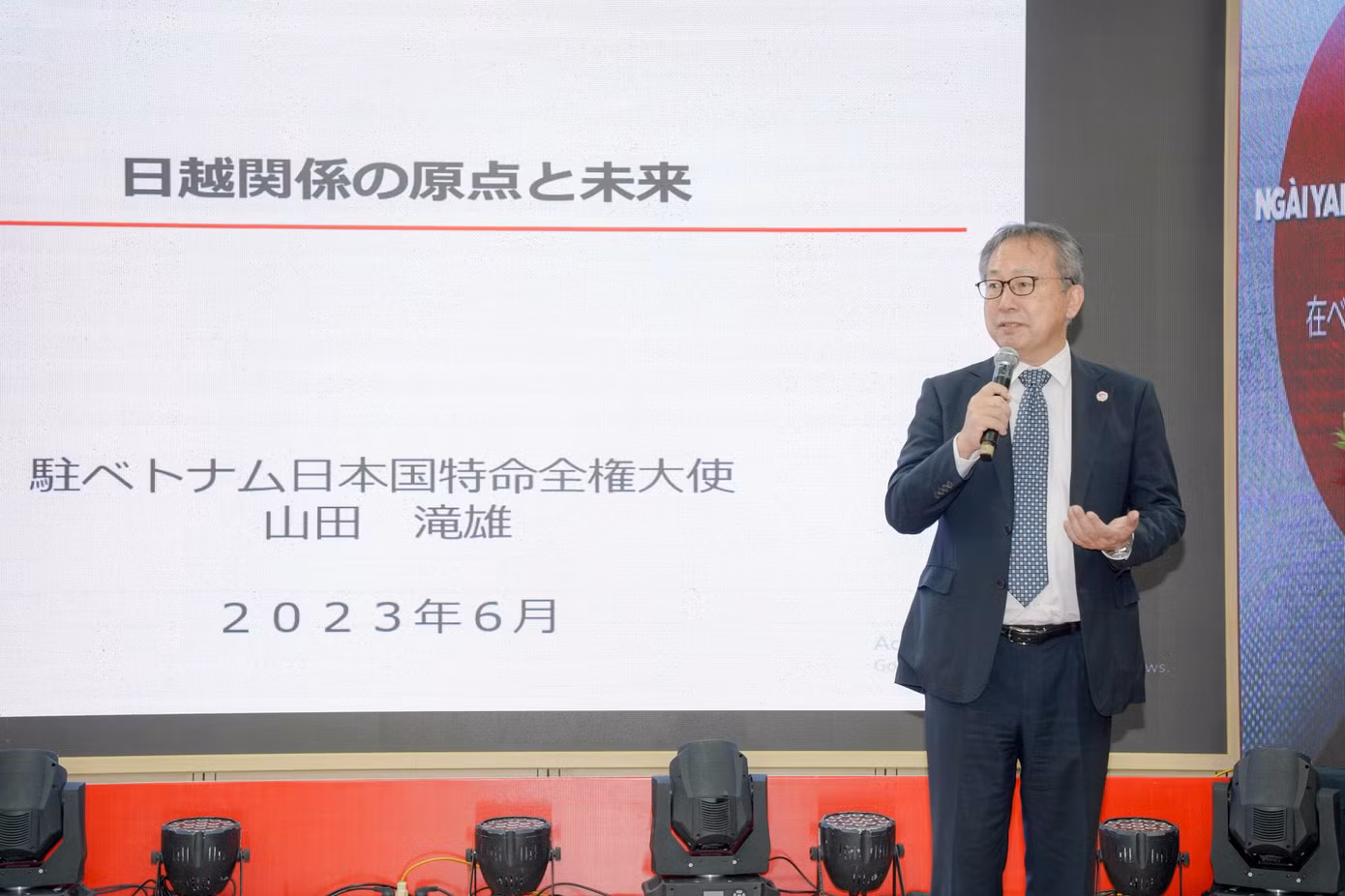 Ngài Yamada Takio - Đại sứ đặc mệnh toàn quyền Nhật Bản tại Việt Nam đã đến thăm và có bài chia sẻ về “Quan hệ Việt Nam - Nhật Bản: Khởi nguồn và tương lai” cho hơn 300 giảng viên, sinh viên Trường Đại học Ngoại thương. Ngài Yamada Takio - Đại sứ đặc mệnh toàn quyền Nhật Bản tại Việt Nam đã đến thăm và có bài chia sẻ về “Quan hệ Việt Nam - Nhật Bản: Khởi nguồn và tương lai” cho hơn 300 giảng viên, sinh viên Trường Đại học Ngoại thương.