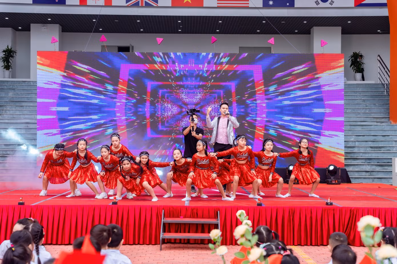 Tiến Thọ biểu diễn bài rap tự sáng tác.