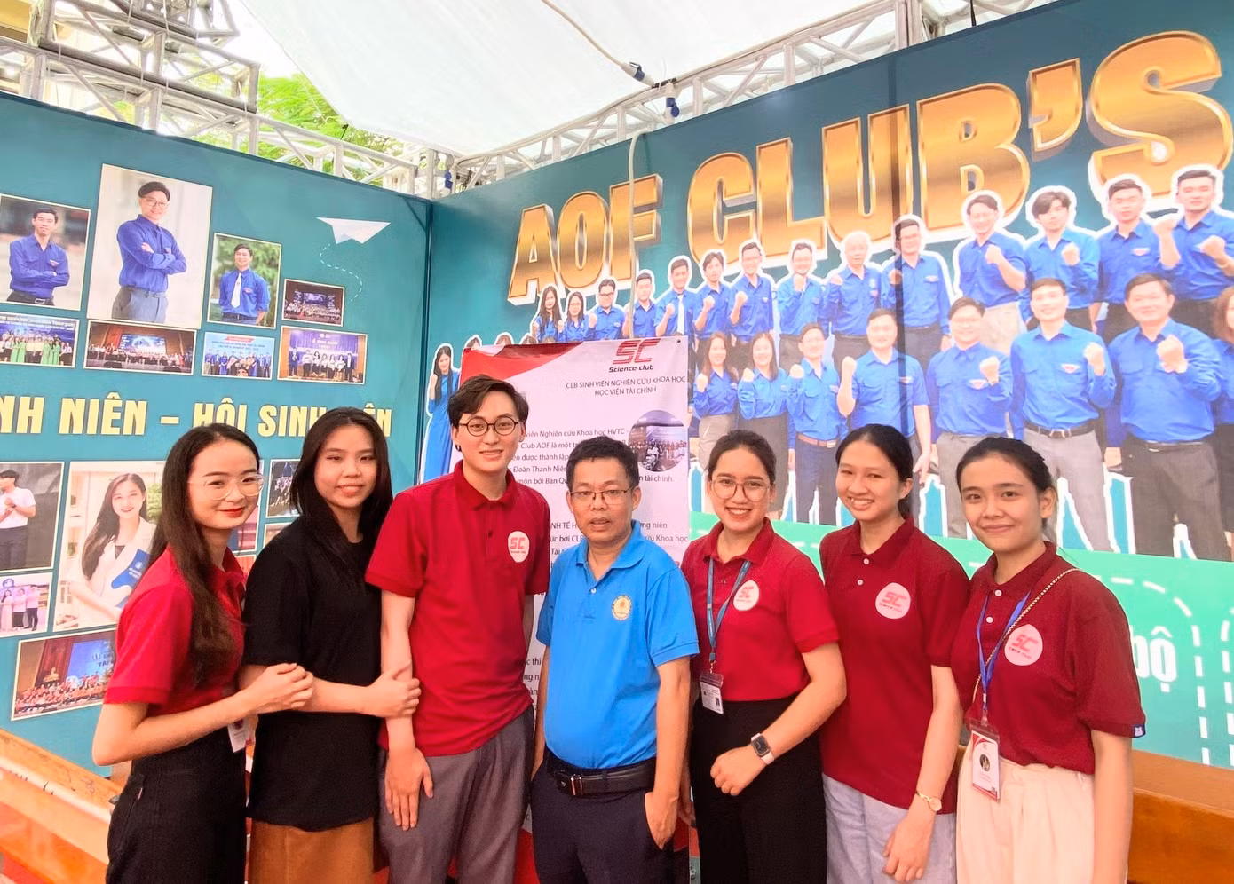 Lâm Vũ chụp cùng thầy giáo cố vấn chuyên môn của CLB và 1 số Thành viên Ban Chủ nhiệm CLB Sinh viên NCKH.