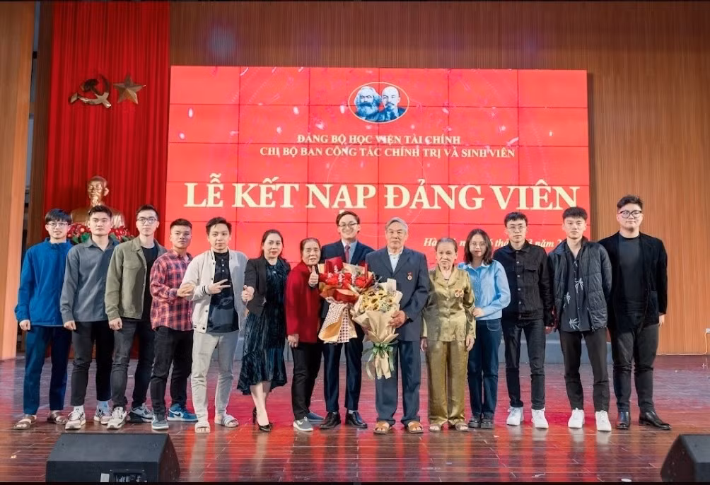 Lâm Vũ chụp ảnh cùng gia đình và bạn bè trong Lễ kết nạp Đảng viên.