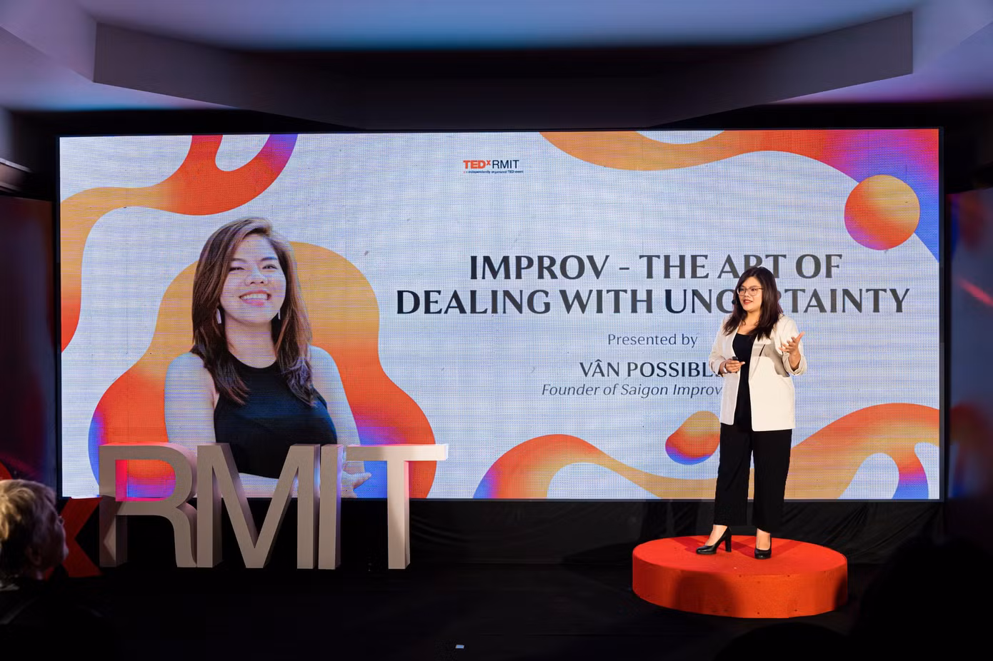 Bà Vân Possible, huấn luyện viên kịch ứng tác và nhà sáng lập Saigon Improv House (Ảnh: UK Motion và TEDxRMIT). Bà Vân Possible, huấn luyện viên kịch ứng tác và nhà sáng lập Saigon Improv House (Ảnh: UK Motion và TEDxRMIT).