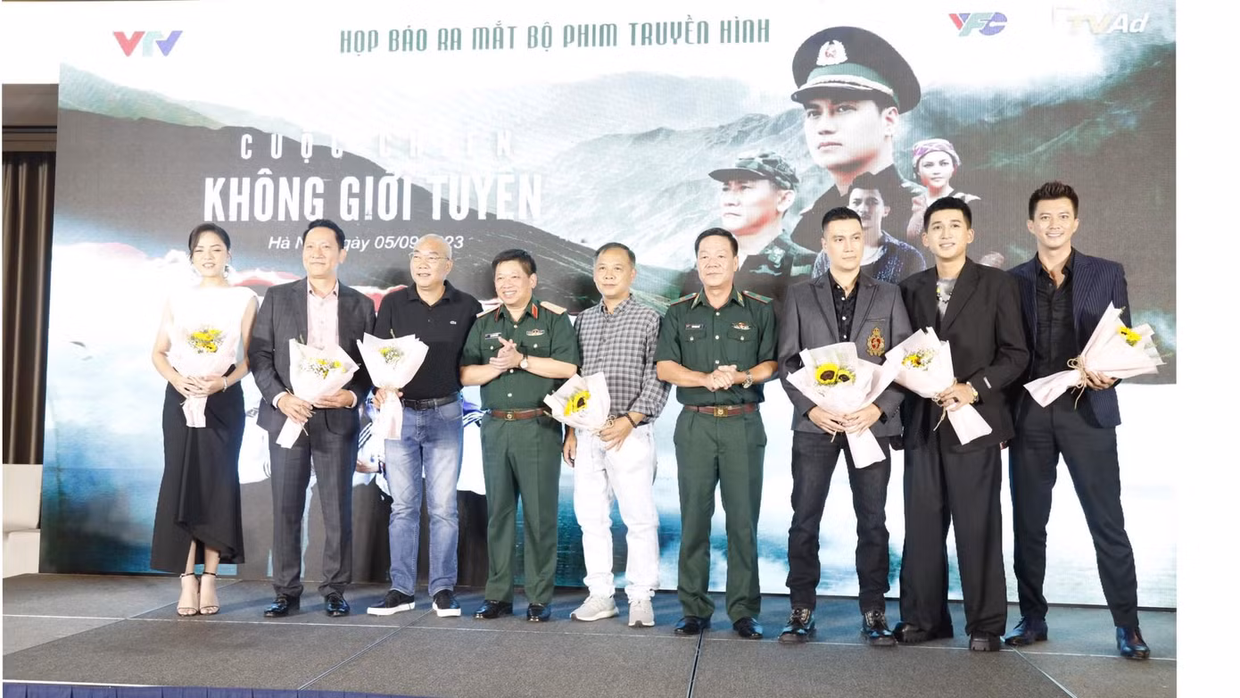 Các nghệ sĩ nhận hoa chúc mừng tại buổi họp báo chiều 5/9/2023. Các nghệ sĩ nhận hoa chúc mừng tại buổi họp báo chiều 5/9/2023.