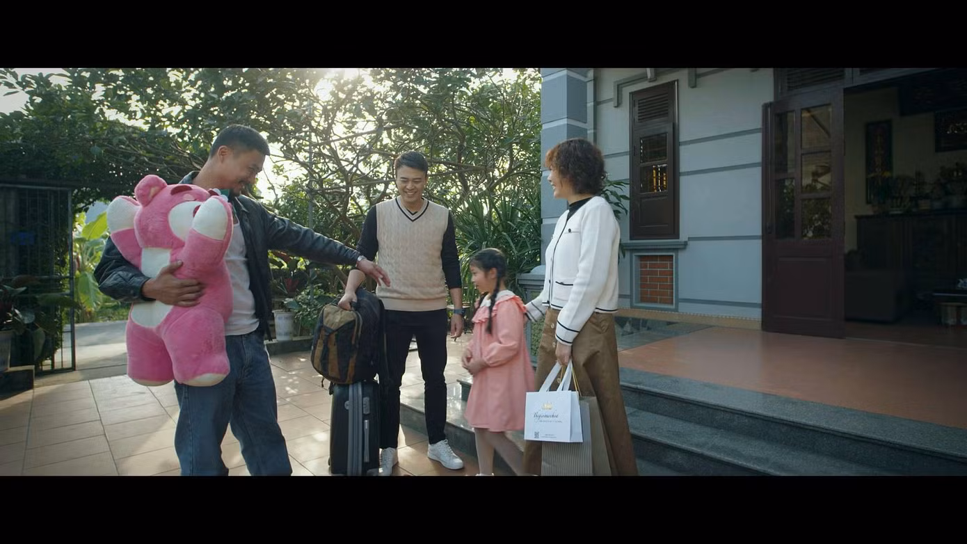 Trí tay trắng trở về,Tuệ khi ấy là người đàn ông có mái ấm riêng mình với Khanh và bé Mầm.