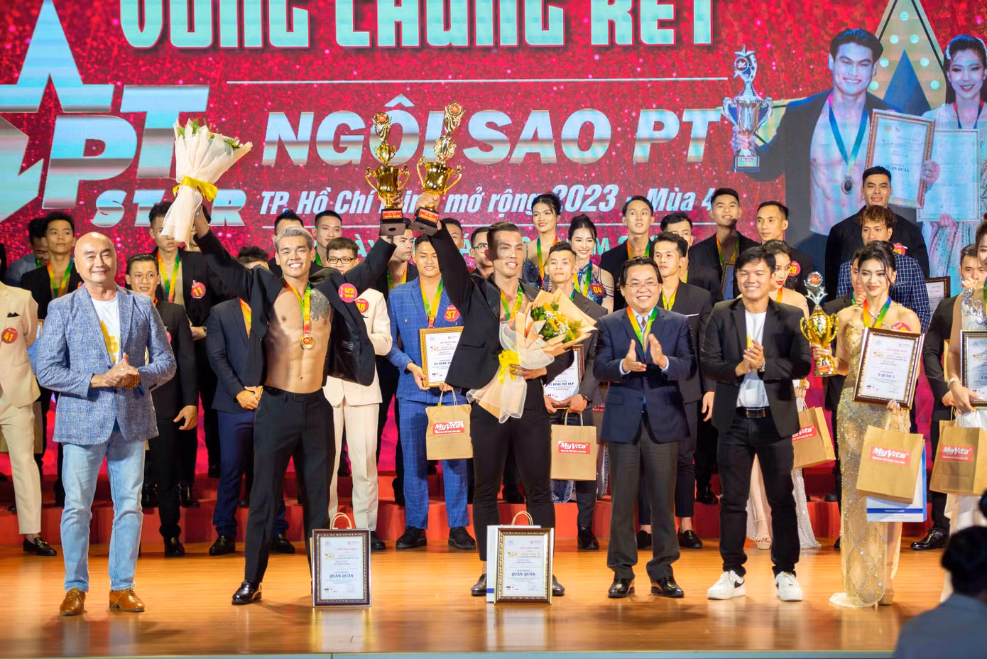 Ông Huỳnh Ngọc Minh - Phó Chủ tịch Liên đoàn Cử tạ - Thể hình Việt Nam trao giải Quán quân.