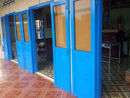 Tại huyện đảo Phú Quý, người dân thường thiết kế nhà nhiều cửa chính và nhiều của sổ phụ để thông thoáng, tiết kiệm điện tối đa.